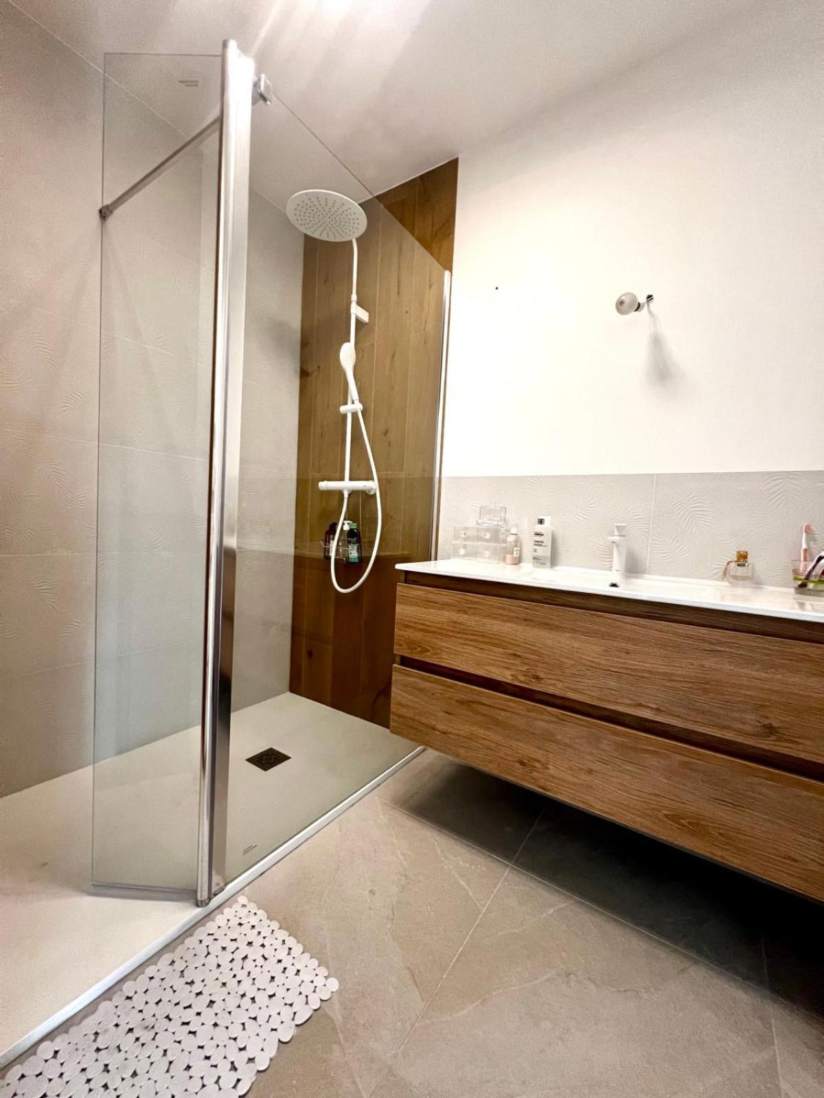 Seafront One Bedroom Apartment With A Terrasse Swimming Pool And A Parking Антиб Екстериор снимка